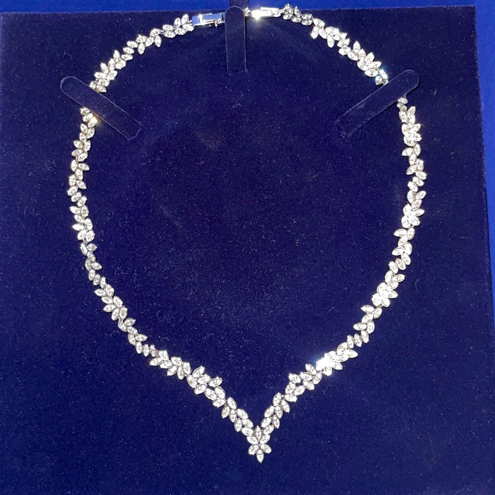 Swarvoski diamond flower v shaped necklace